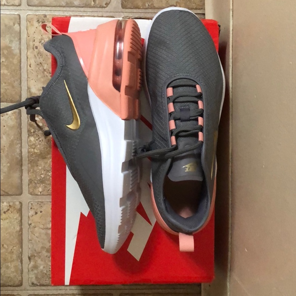 WMNS NIKE AIR MAX MOTION 2